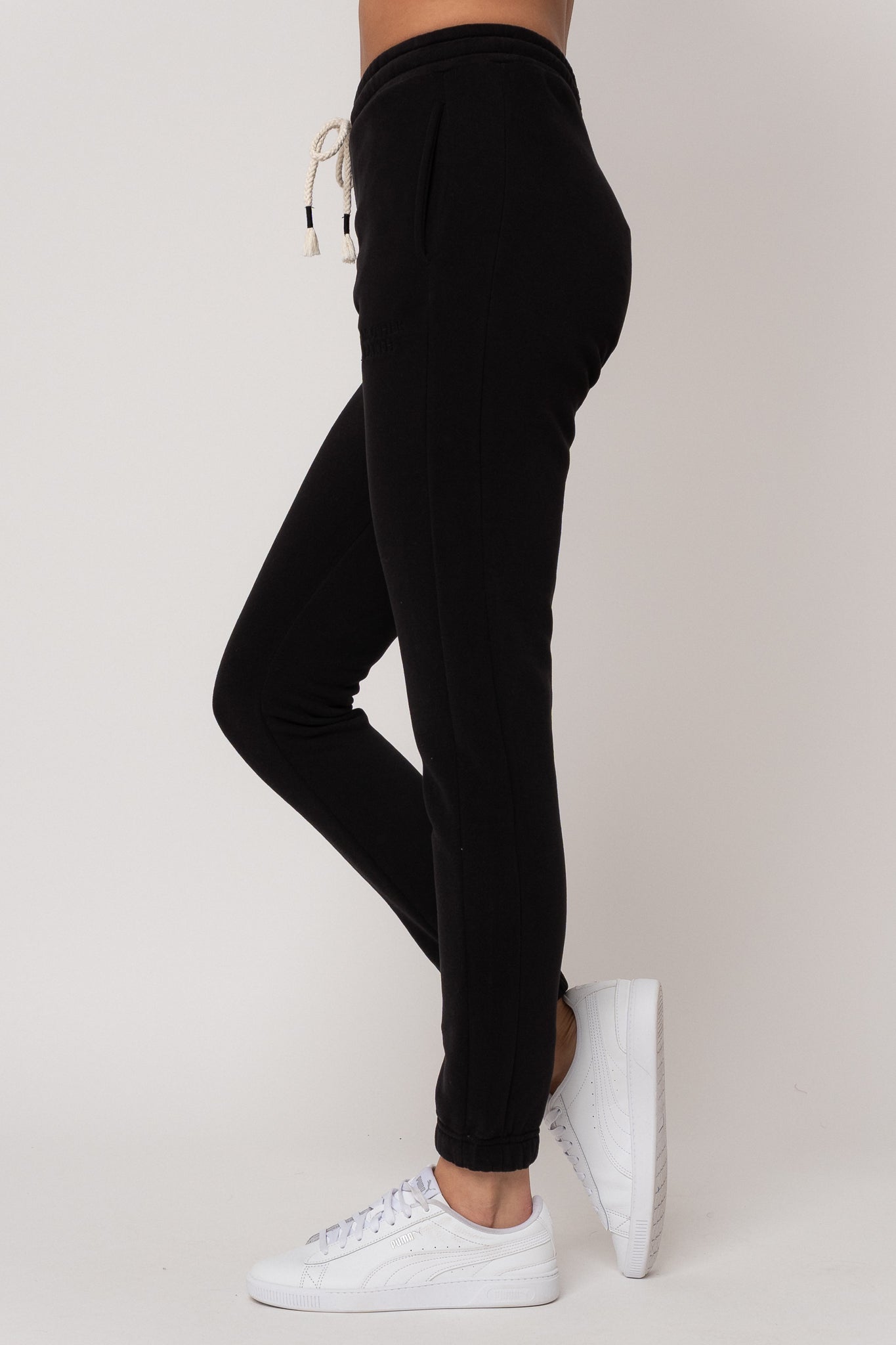 FITTED LONG BLACK SWEATPANTS - ITAKA