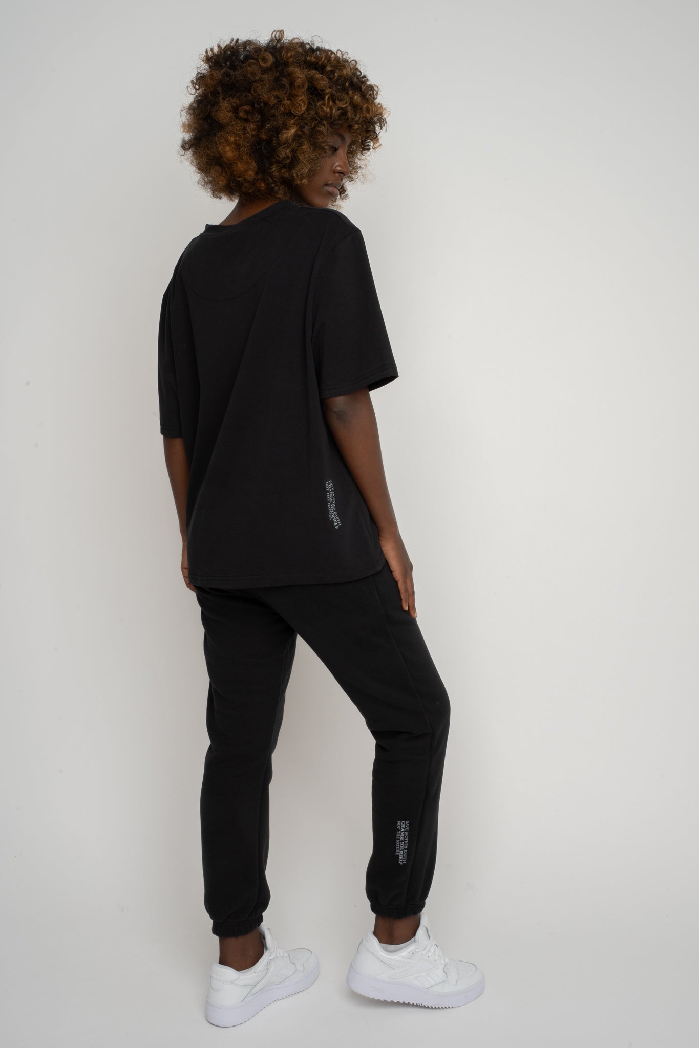 BLACK T-SHIRT - OYSTER