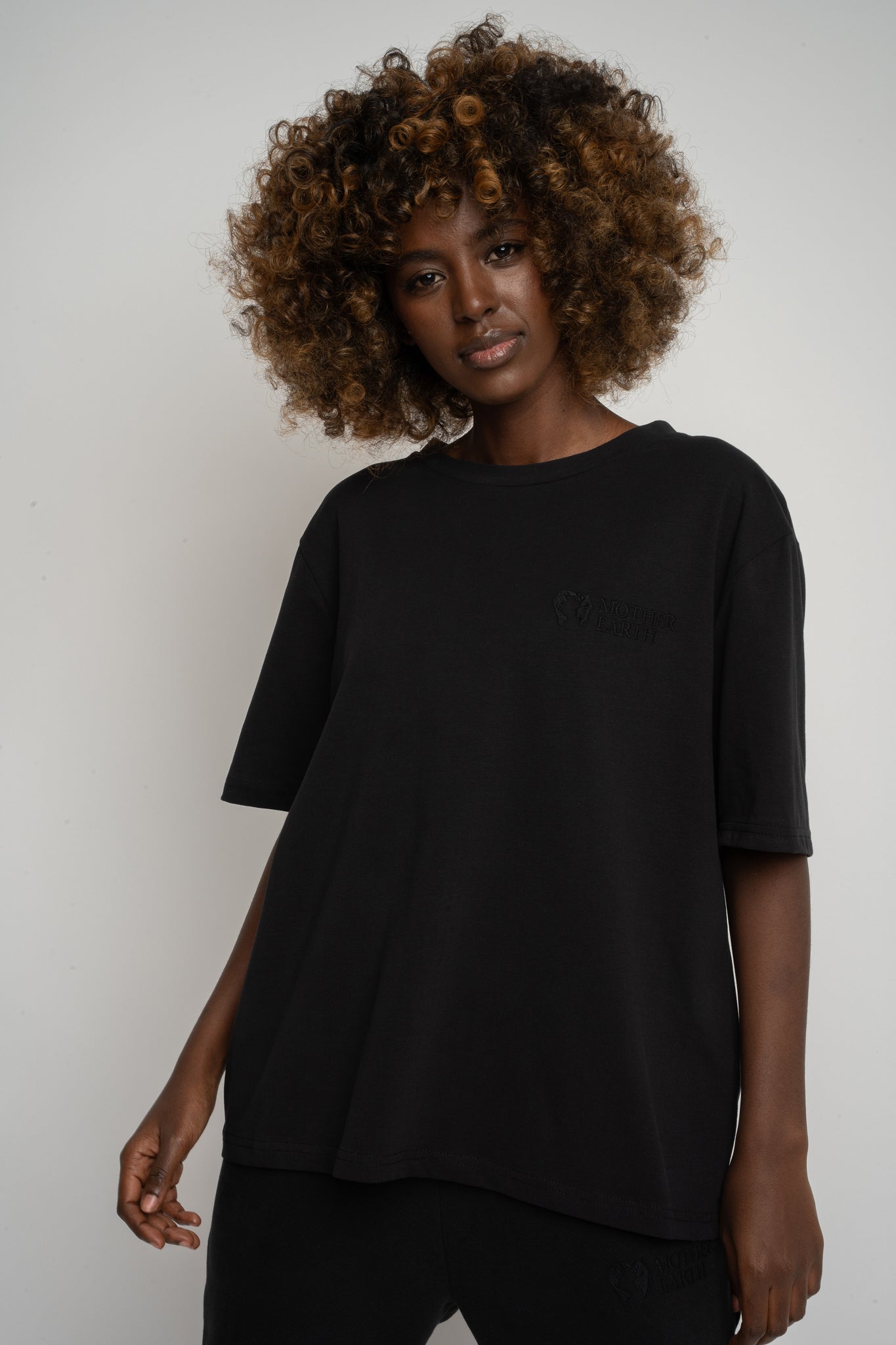 BLACK T-SHIRT - OYSTER