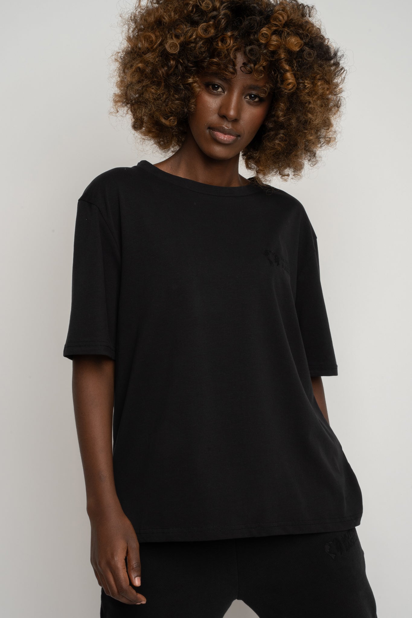 BLACK T-SHIRT - OYSTER