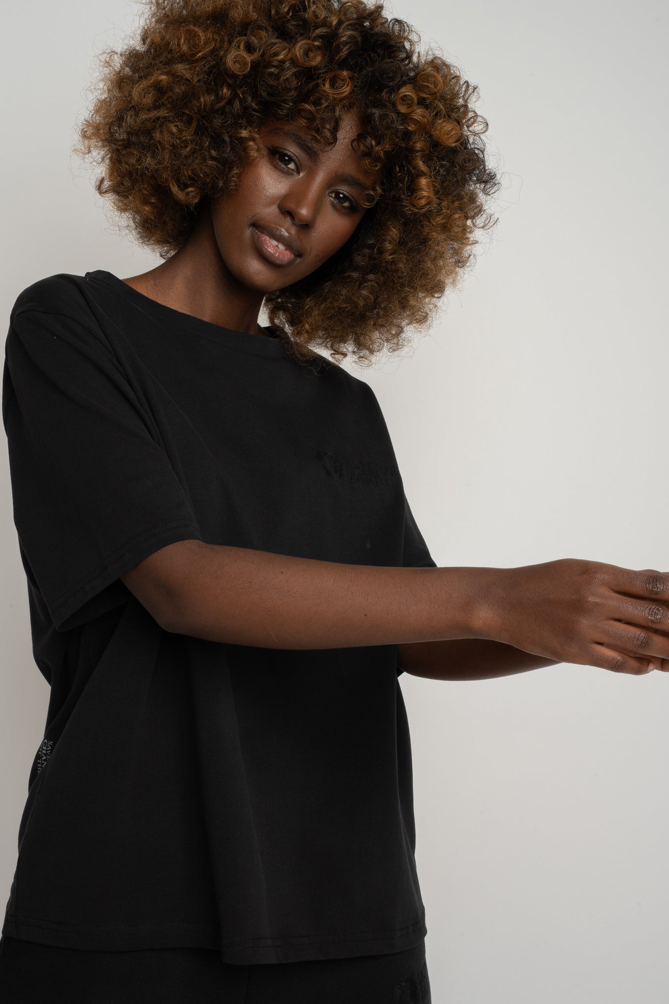 BLACK T-SHIRT - OYSTER