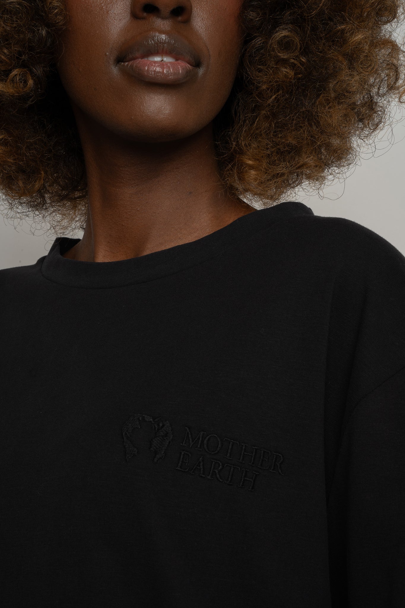 BLACK T-SHIRT - OYSTER