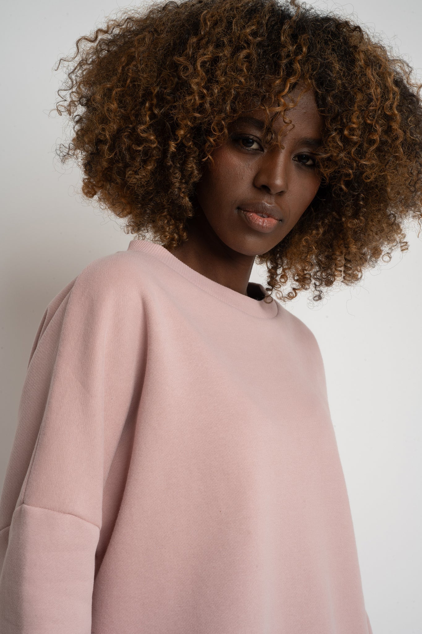 REGULAR FIT SWEATSHIRT WITH A LONGER BACK LIGHT PINK - COOK