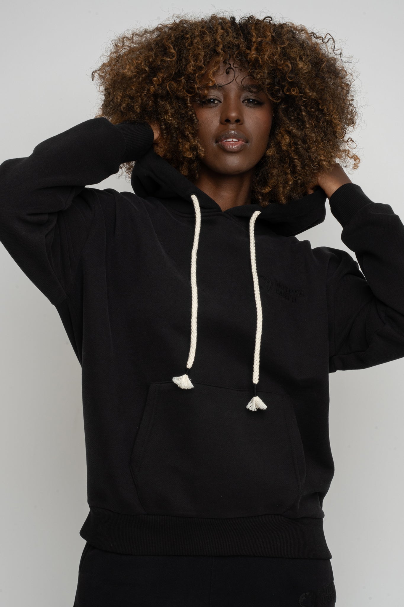 BLACK HOODED SWEATSHIRT - MOHELI