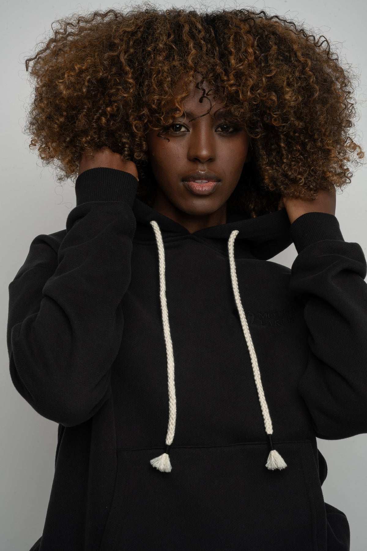 BLACK HOODED SWEATSHIRT - MOHELI