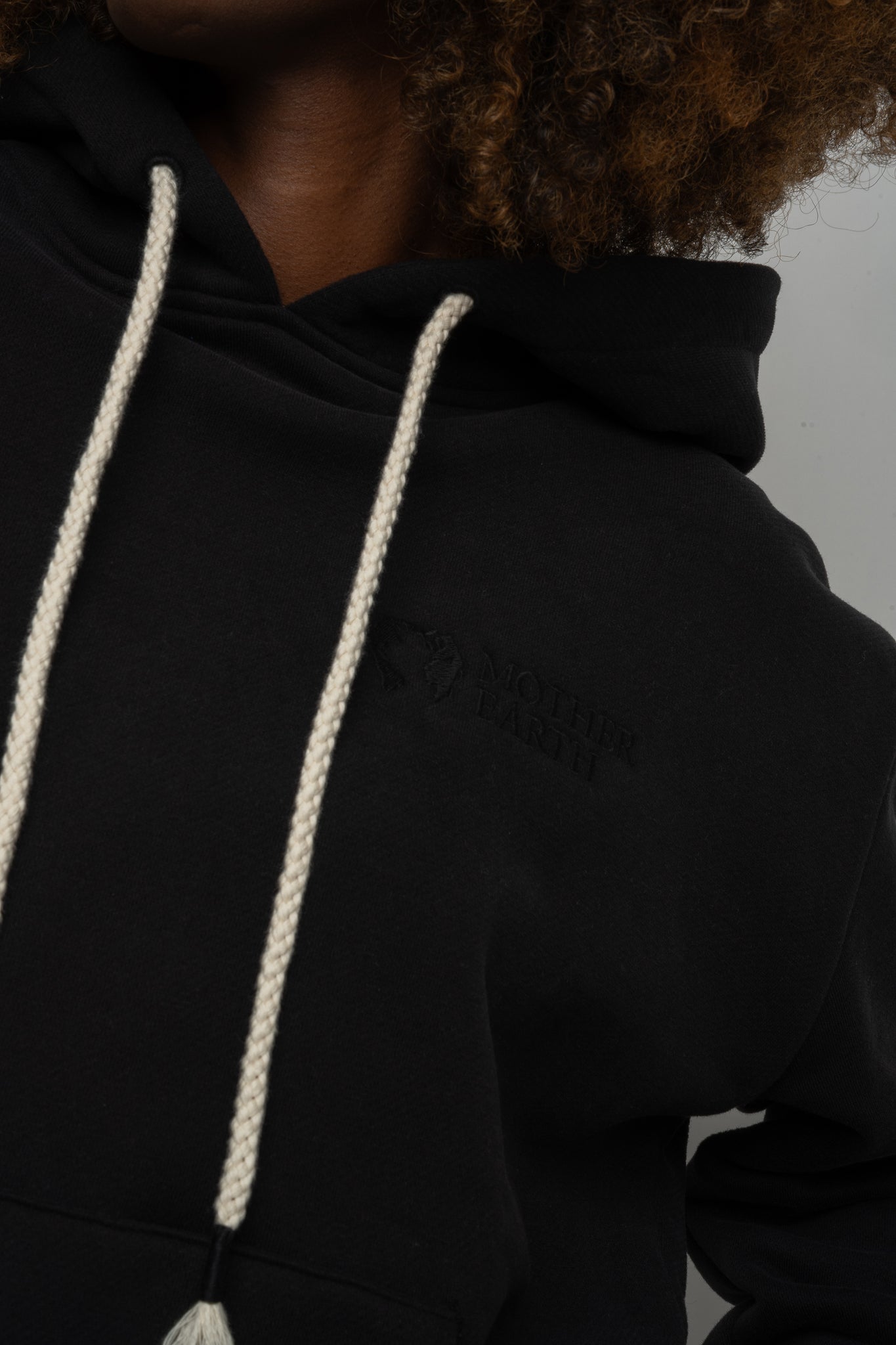 BLACK HOODED SWEATSHIRT - MOHELI