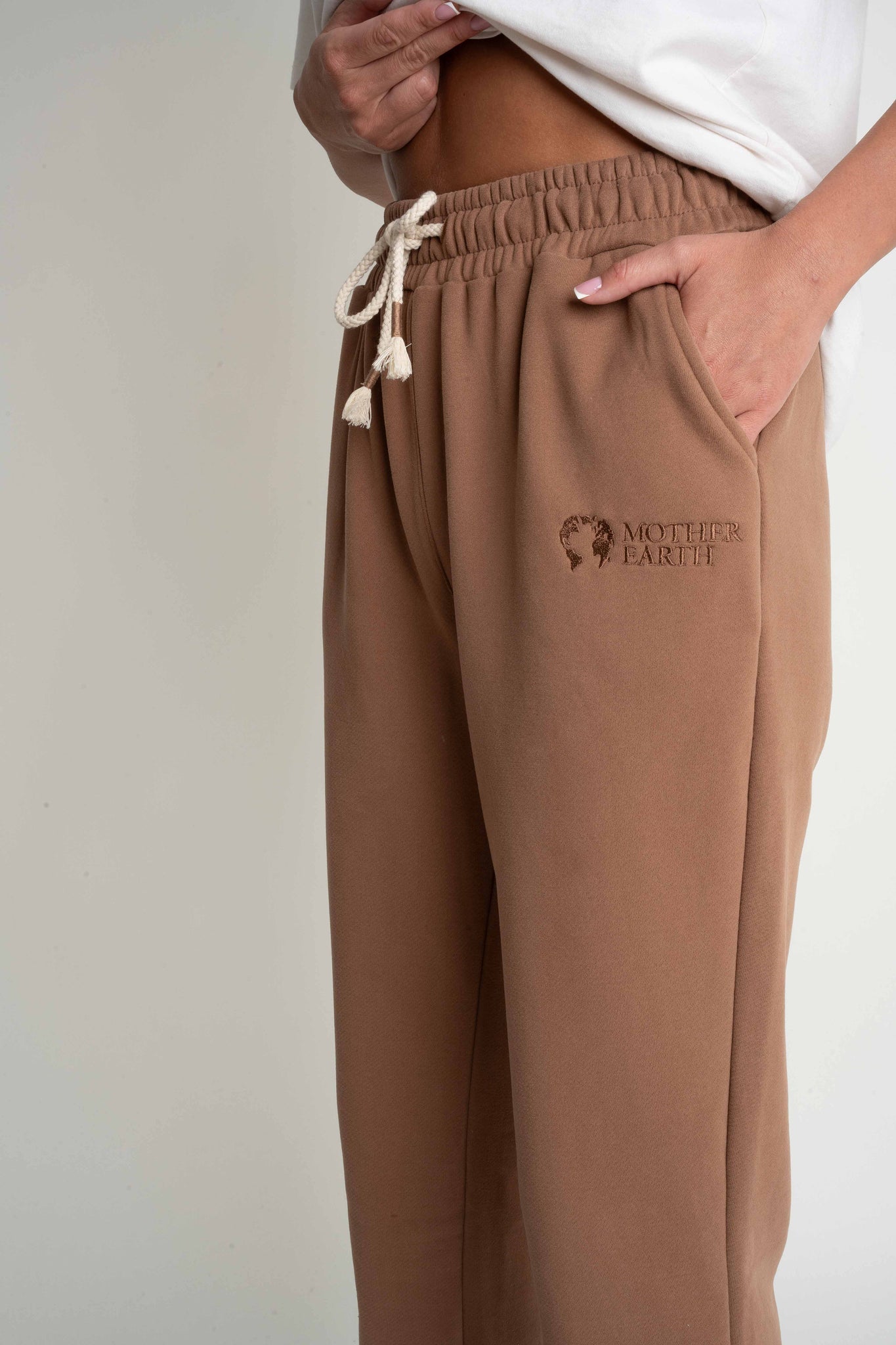 BROWN REGULAR FIT SWEATPANTS – MILOS