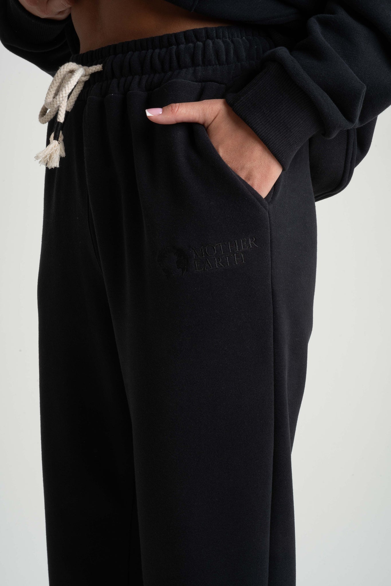 BLACK REGULAR FIT SWEATPANTS – MILOS