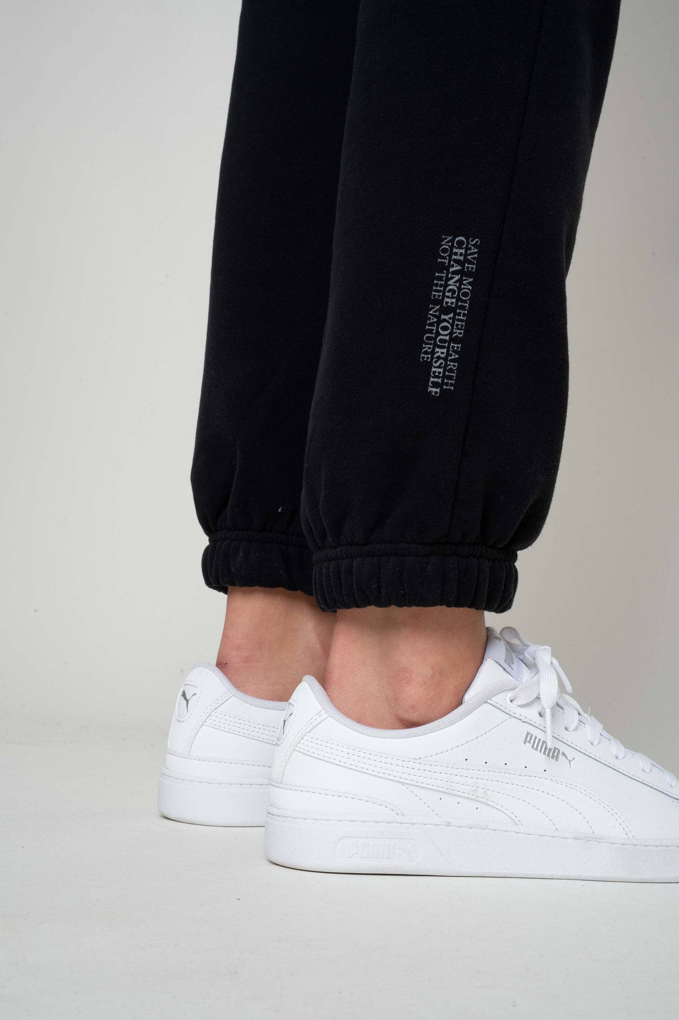 BLACK REGULAR FIT SWEATPANTS – MILOS