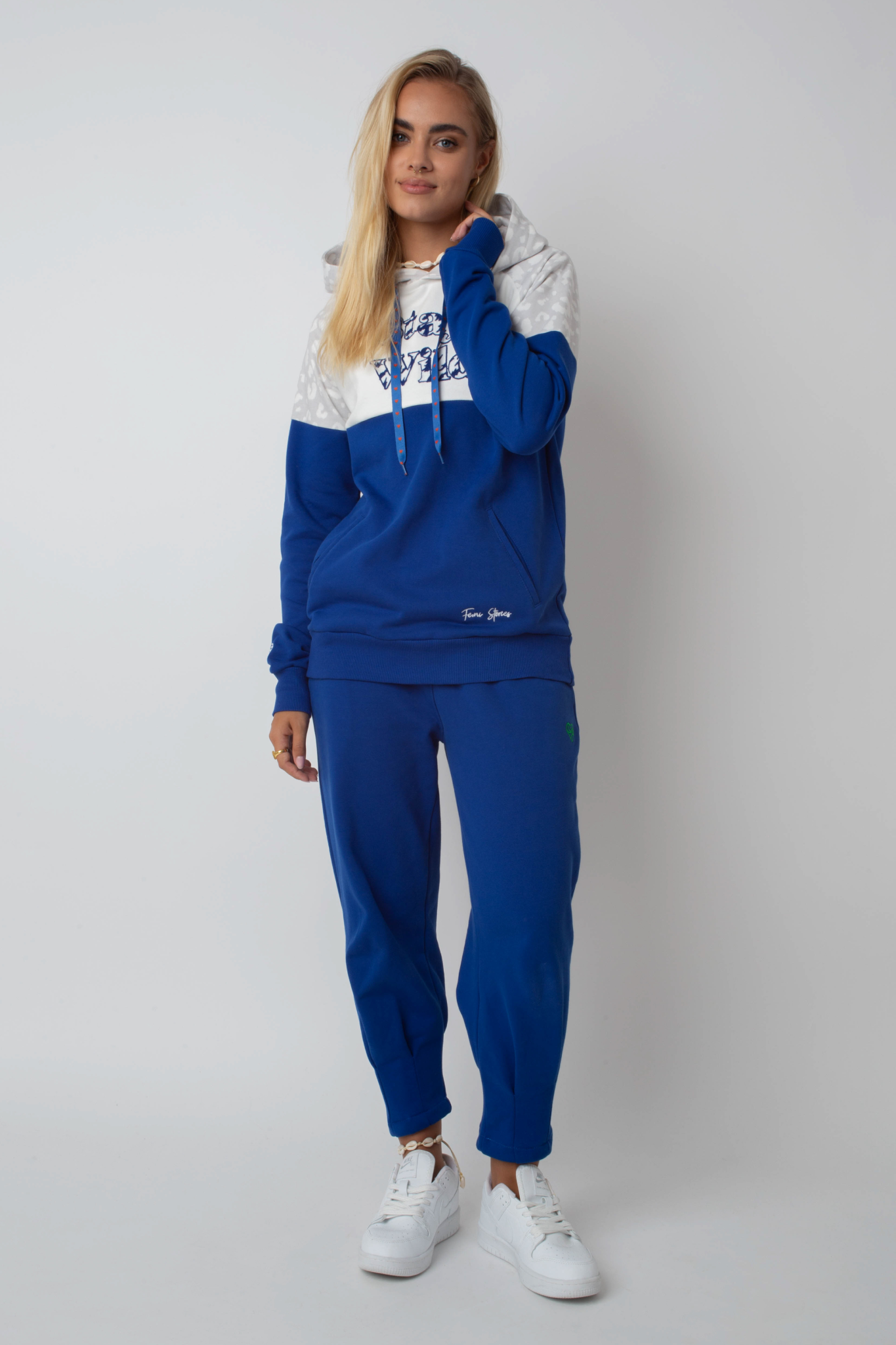 Kapuzen -Sweatshirt in Weiß und Blau mit "Stay Wild" Text - Nemos