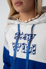 Kapuzen -Sweatshirt in Weiß und Blau mit "Stay Wild" Text - Nemos