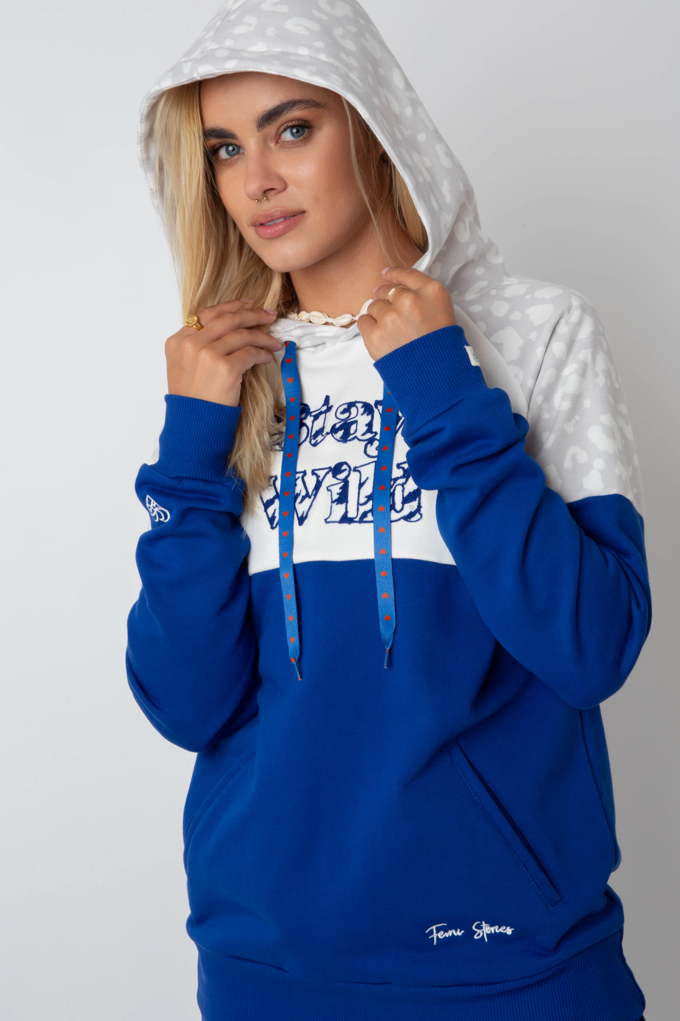 Kapuzen -Sweatshirt in Weiß und Blau mit "Stay Wild" Text - Nemos