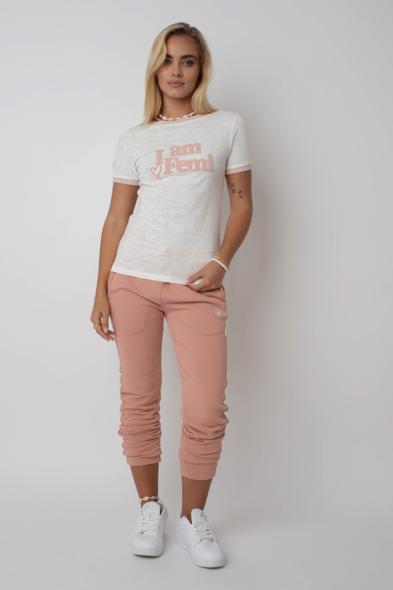 T -Shirt "Ich bin femi" in Ecru mit hellrosa Text und Trimm - Cosma