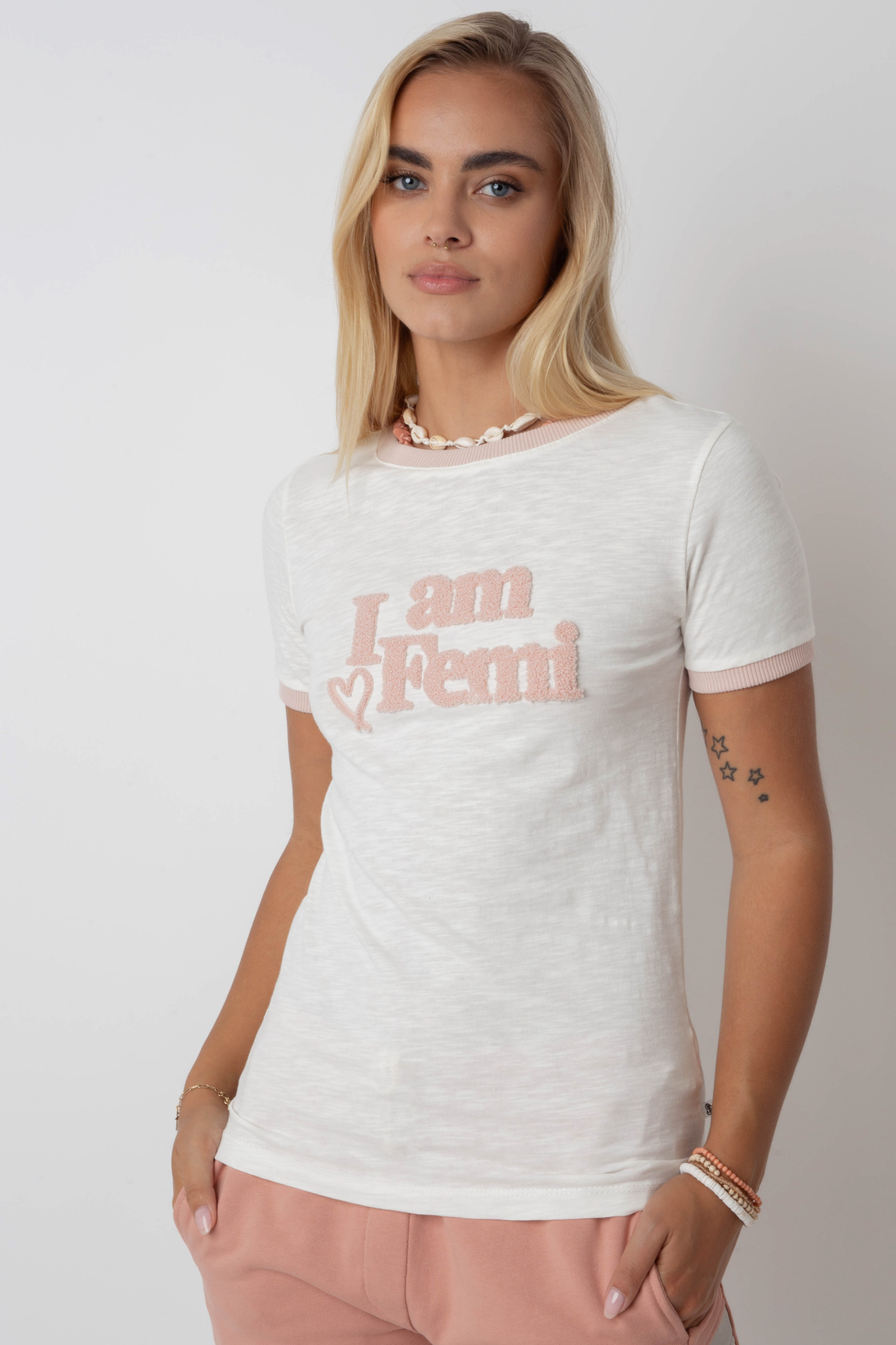 T -Shirt "Ich bin femi" in Ecru mit hellrosa Text und Trimm - Cosma