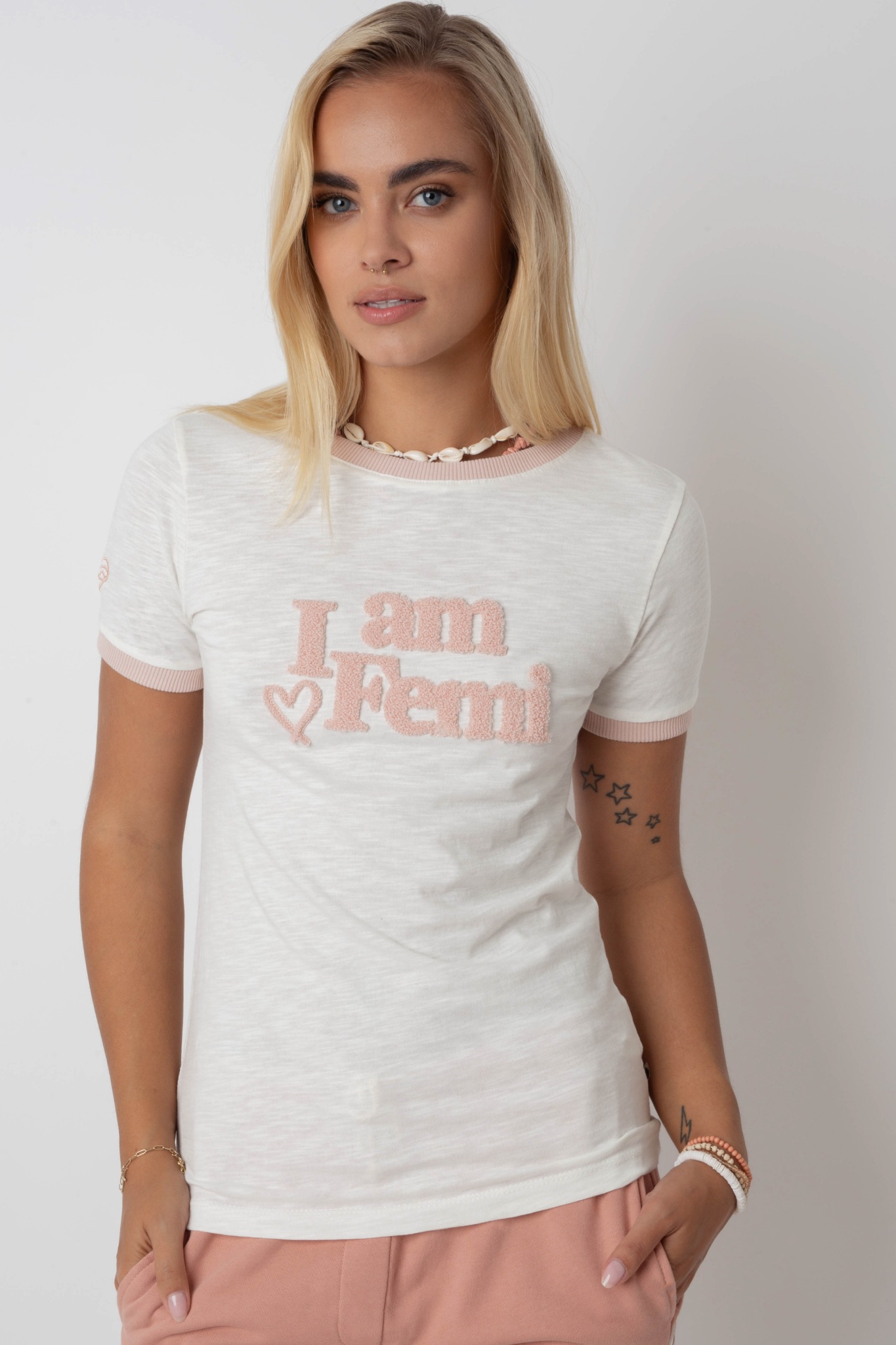 T -Shirt "Ich bin femi" in Ecru mit hellrosa Text und Trimm - Cosma