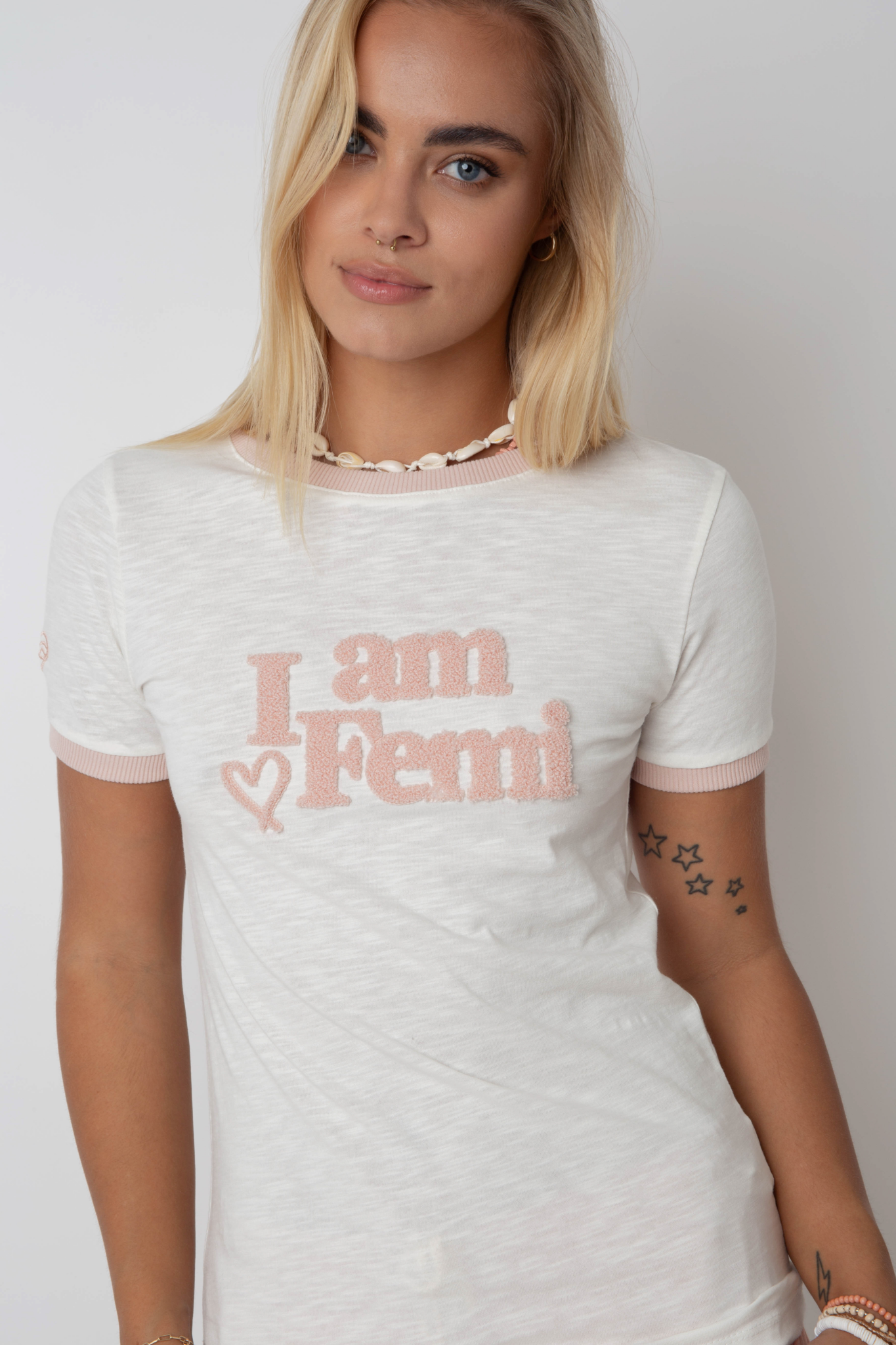 T -Shirt "Ich bin femi" in Ecru mit hellrosa Text und Trimm - Cosma