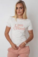 T -Shirt "Ich bin femi" in Ecru mit hellrosa Text und Trimm - Cosma