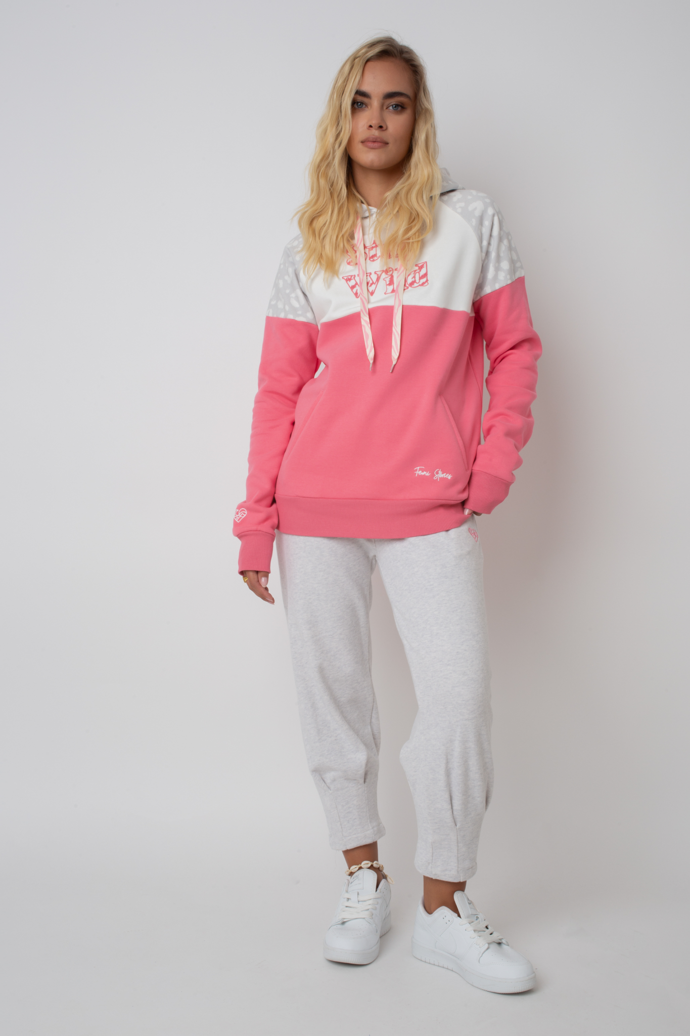 Kapuzen -Sweatshirt in Pink und Ecru mit "Stay Wild" Text - Nemos