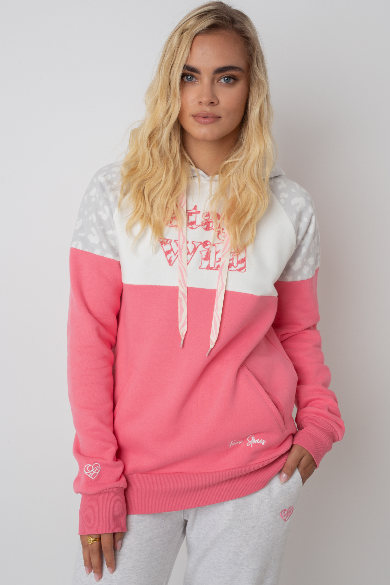 Kapuzen -Sweatshirt in Pink und Ecru mit "Stay Wild" Text - Nemos