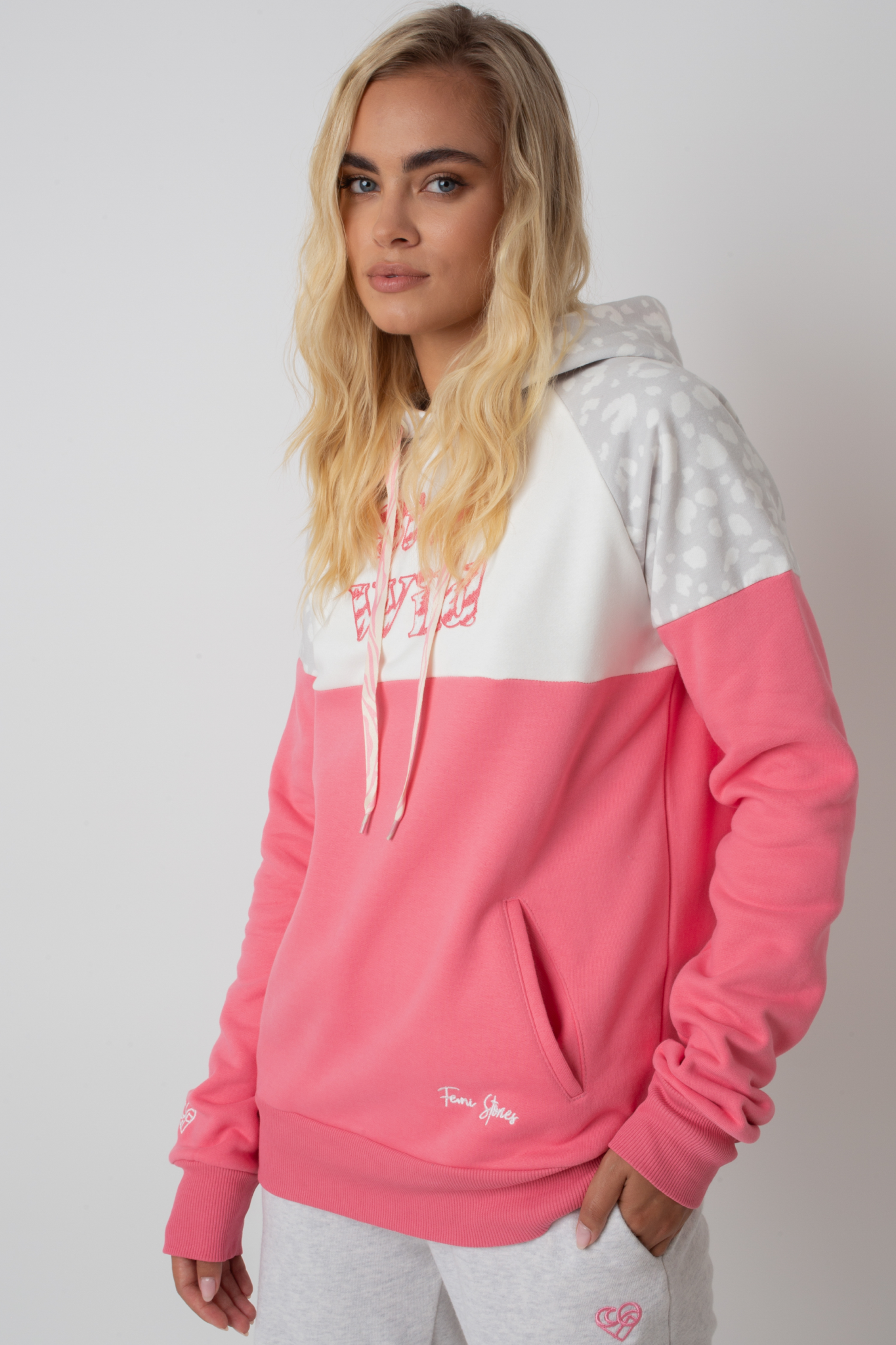 Kapuzen -Sweatshirt in Pink und Ecru mit "Stay Wild" Text - Nemos