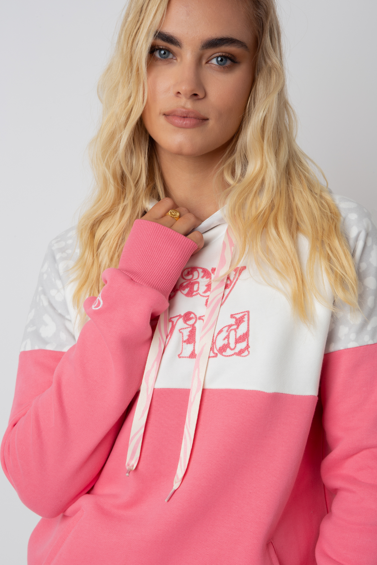 Kapuzen -Sweatshirt in Pink und Ecru mit "Stay Wild" Text - Nemos