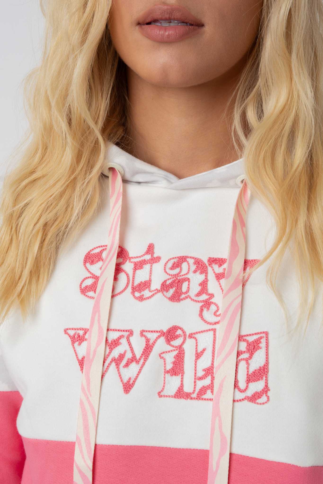 Kapuzen -Sweatshirt in Pink und Ecru mit "Stay Wild" Text - Nemos