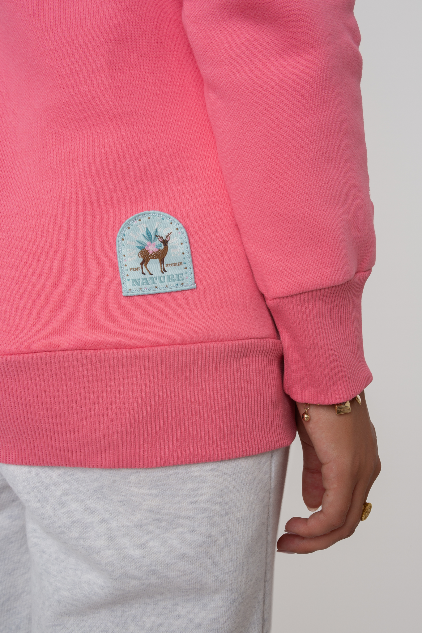 Kapuzen -Sweatshirt in Pink und Ecru mit "Stay Wild" Text - Nemos