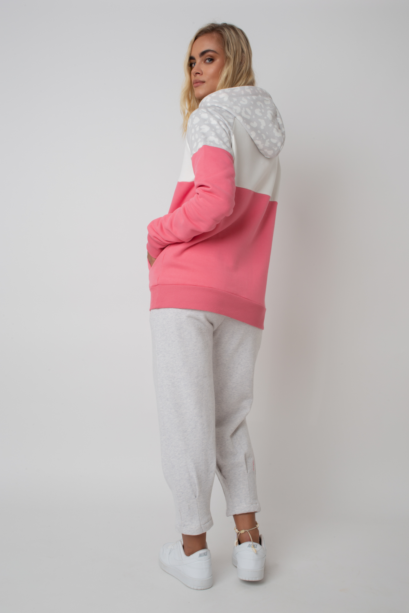 Kapuzen -Sweatshirt in Pink und Ecru mit "Stay Wild" Text - Nemos