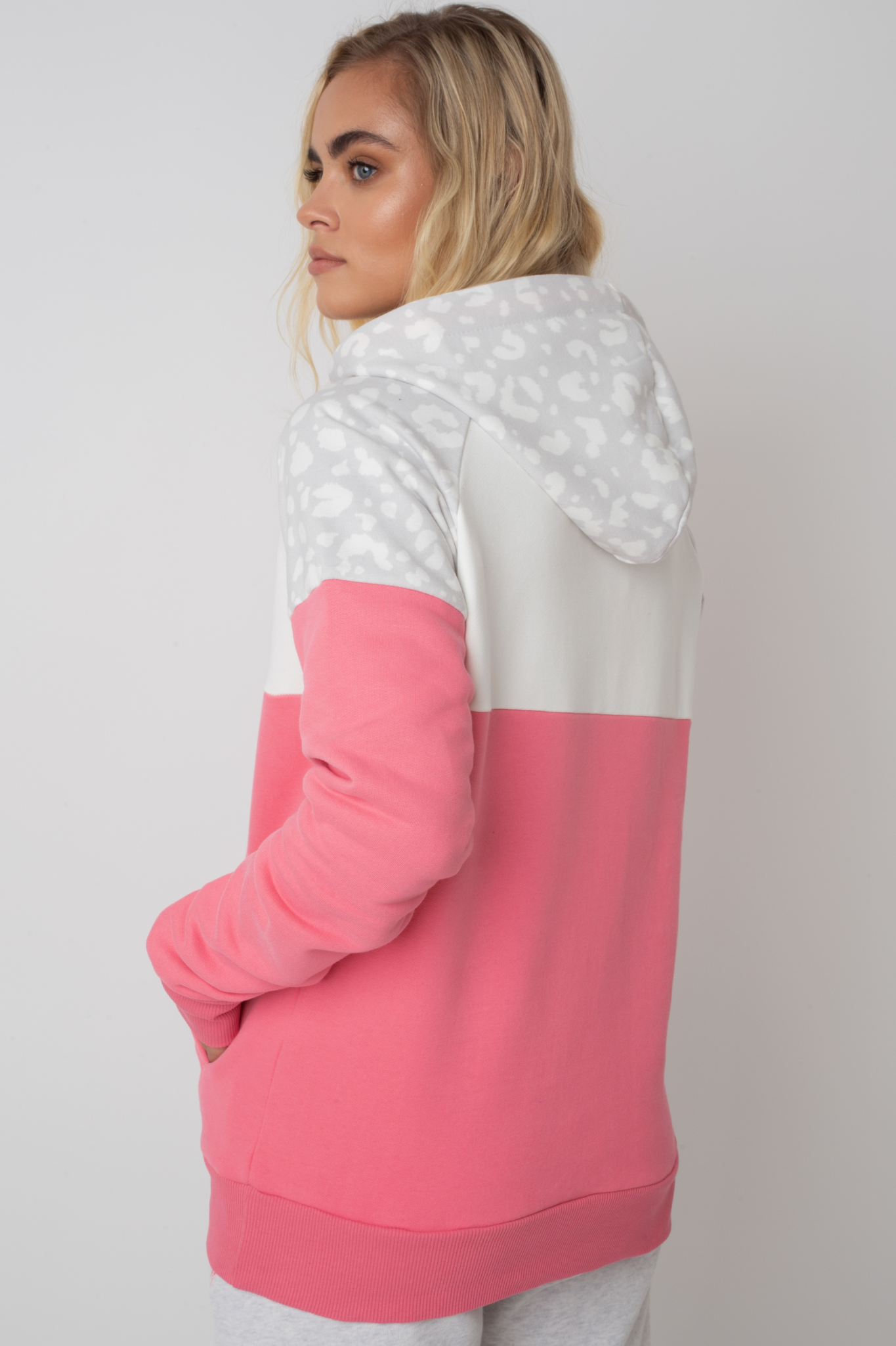 Kapuzen -Sweatshirt in Pink und Ecru mit "Stay Wild" Text - Nemos