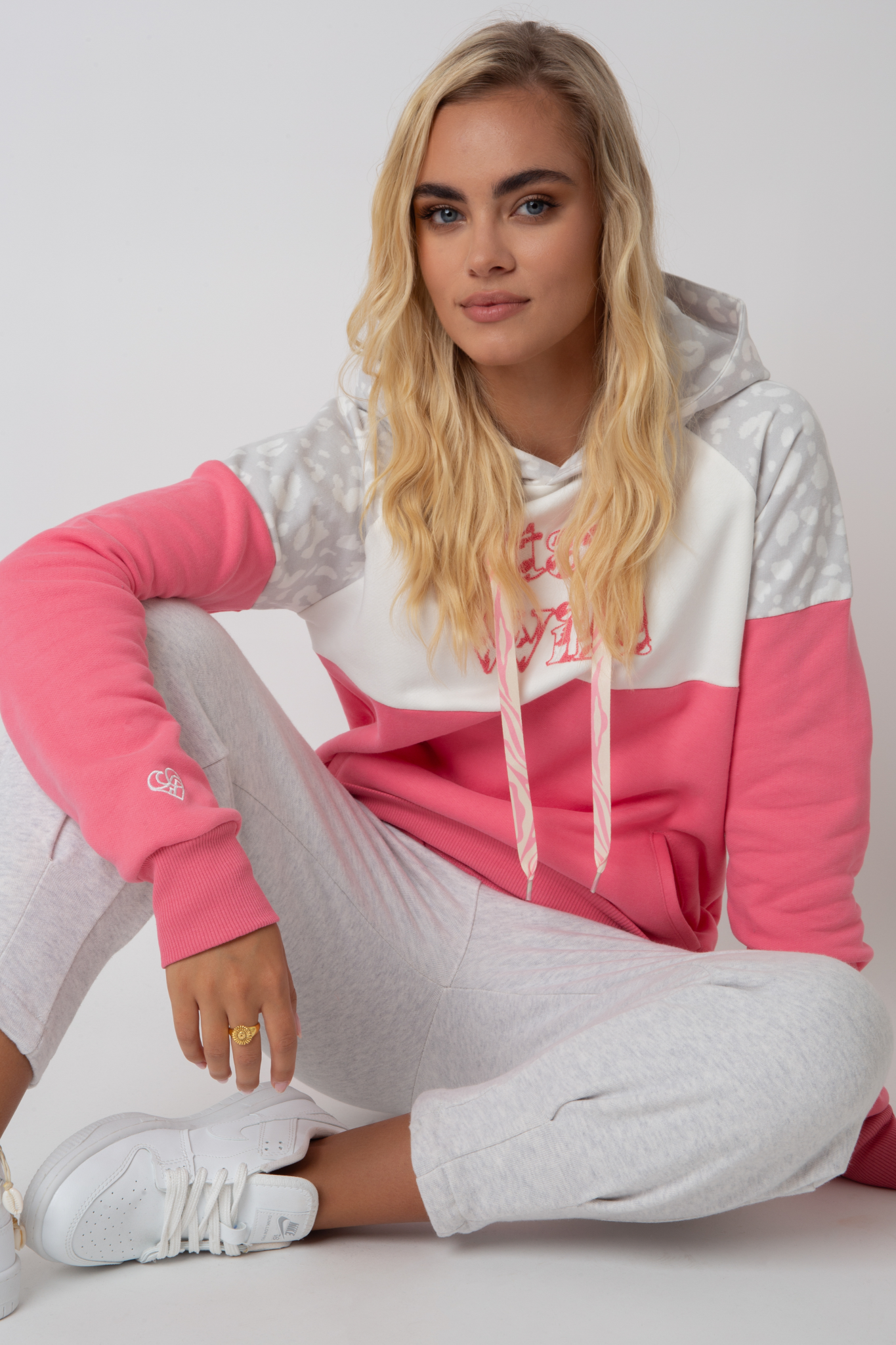 Kapuzen -Sweatshirt in Pink und Ecru mit "Stay Wild" Text - Nemos