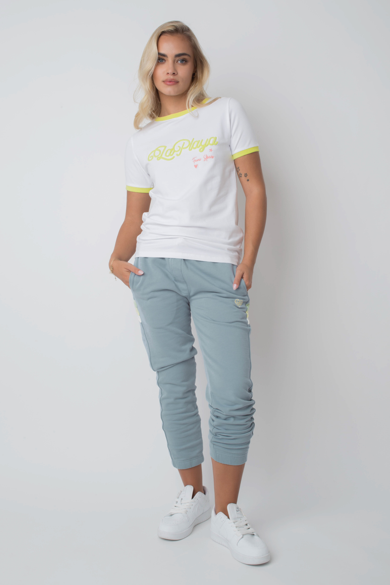 T -Shirt La Playa White mit gelbem Schreiben und Trimm - Cosma