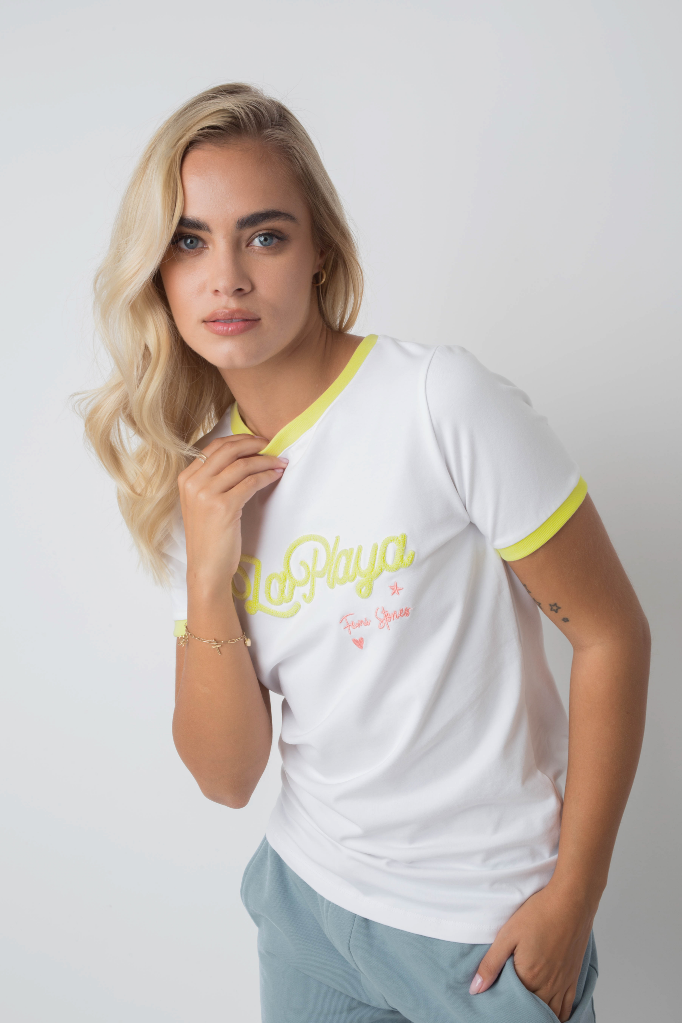 T -Shirt La Playa White mit gelbem Schreiben und Trimm - Cosma