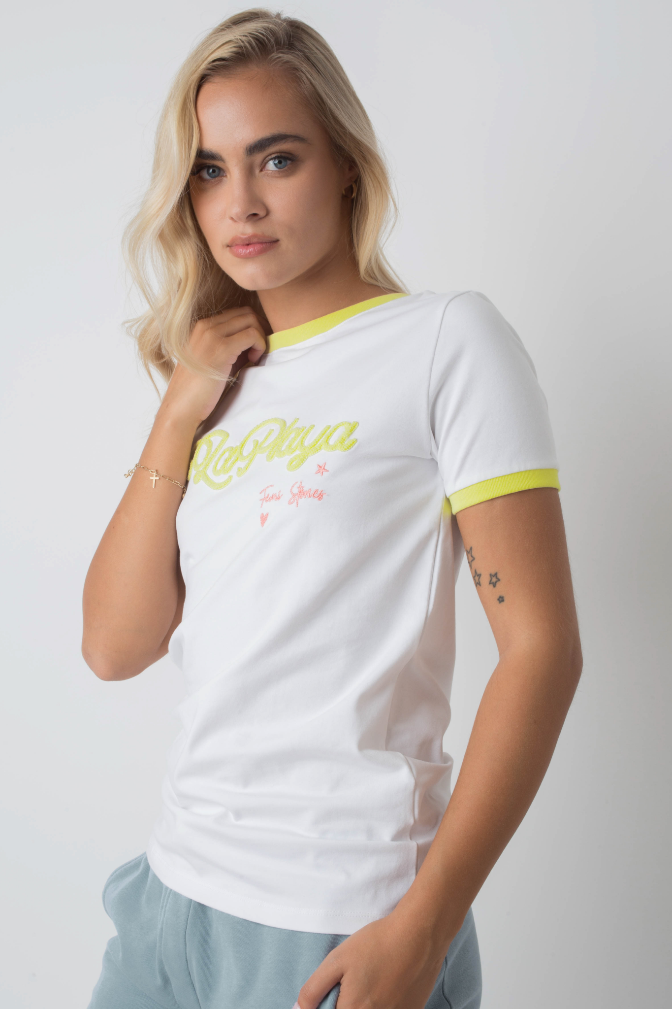 T -Shirt La Playa White mit gelbem Schreiben und Trimm - Cosma