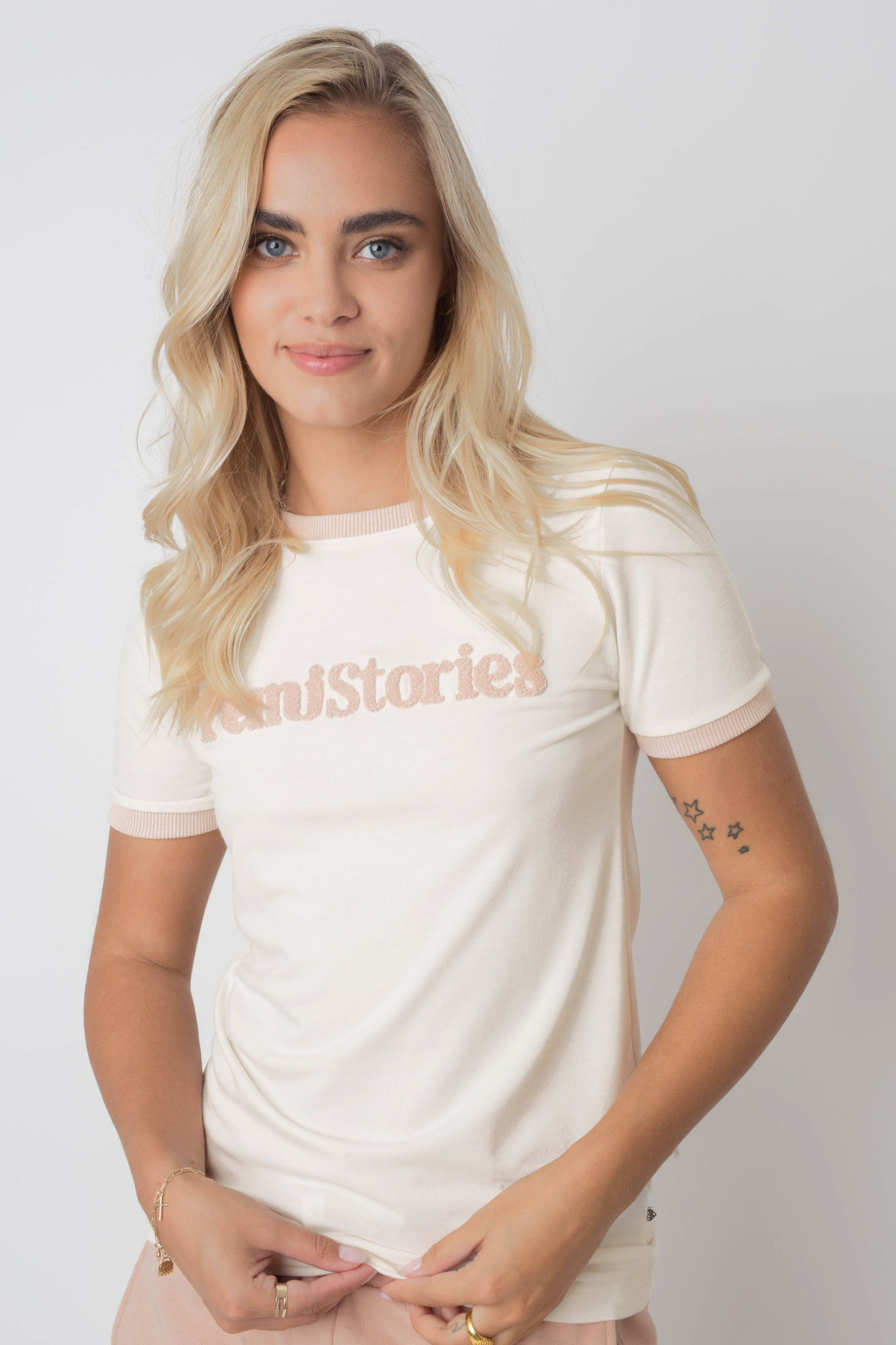 Femi Stories natürliches Hanffarbe T -Shirt mit ECRU -Text und Trimm - Cosma