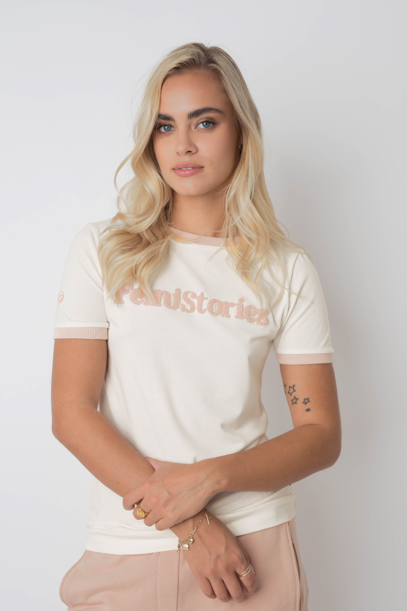 Femi Stories natürliches Hanffarbe T -Shirt mit ECRU -Text und Trimm - Cosma