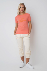 T -Shirt "La Chica" in Korallen mit orangefarbenem Text und Trimm - Cosma