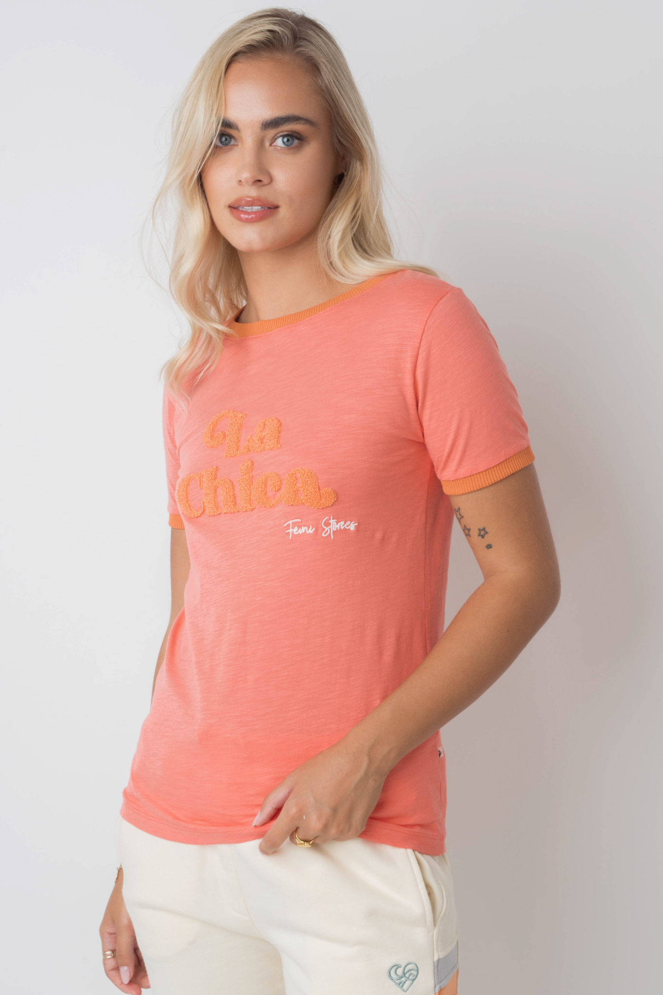 T -Shirt "La Chica" in Korallen mit orangefarbenem Text und Trimm - Cosma