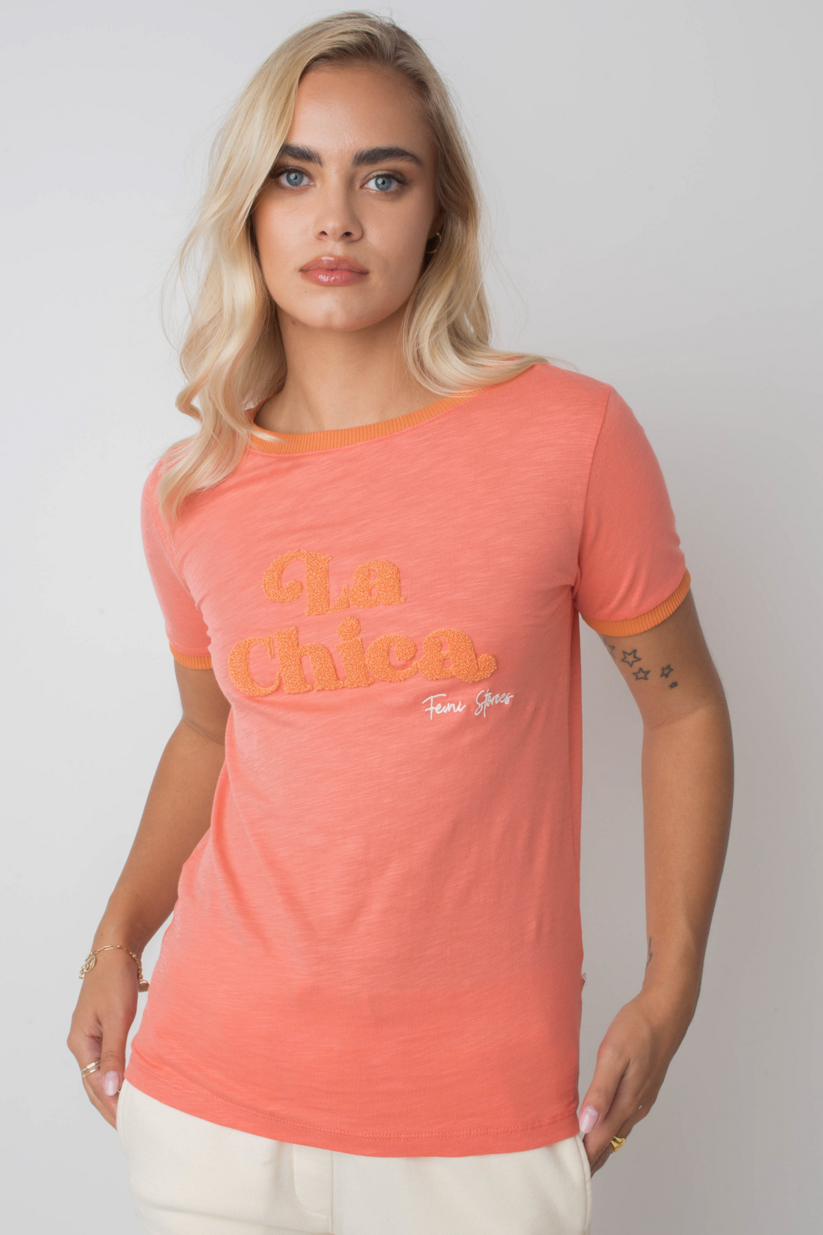 T -Shirt "La Chica" in Korallen mit orangefarbenem Text und Trimm - Cosma