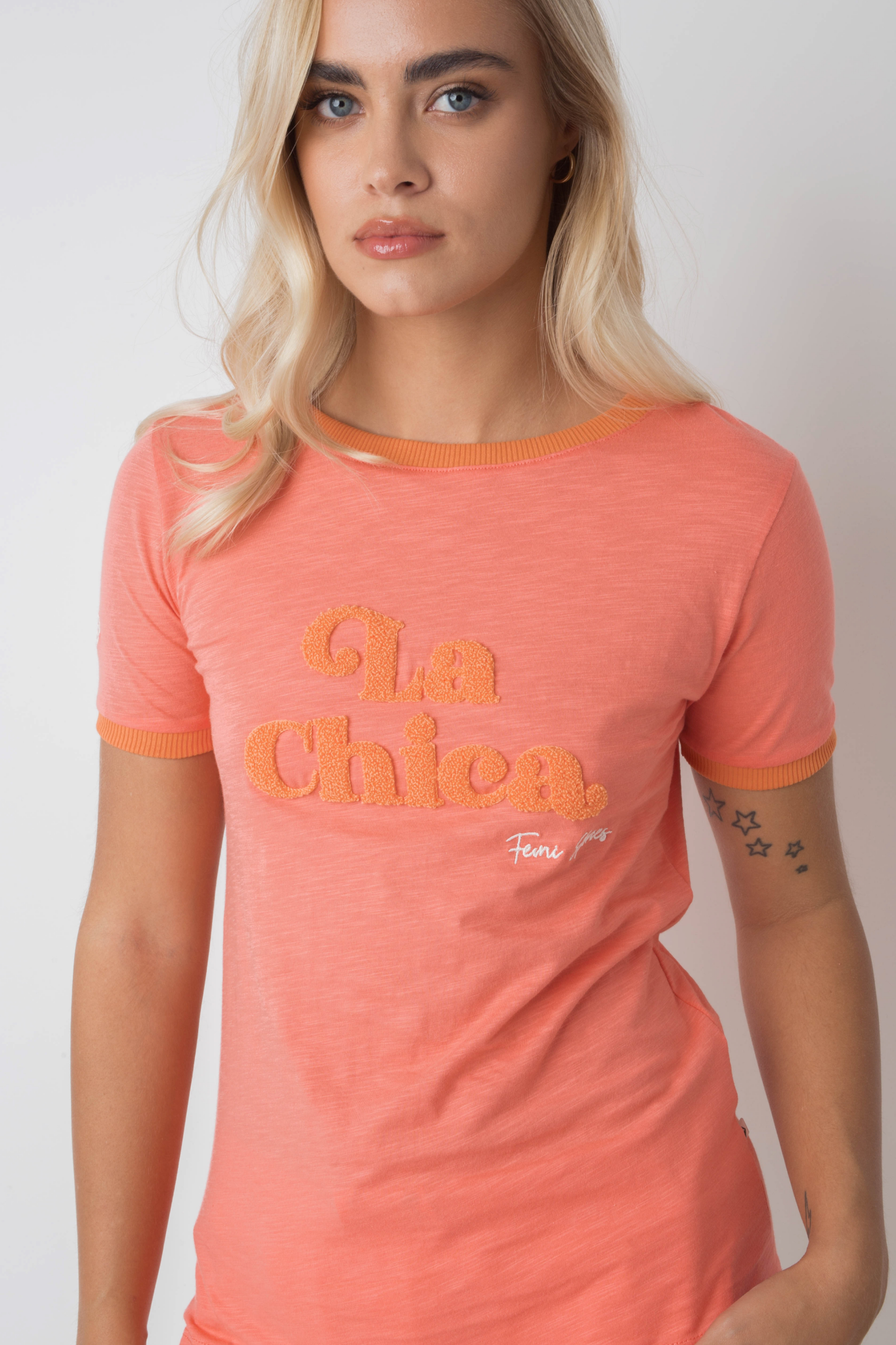 T -Shirt "La Chica" in Korallen mit orangefarbenem Text und Trimm - Cosma