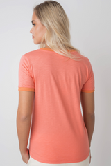 T -Shirt "La Chica" in Korallen mit orangefarbenem Text und Trimm - Cosma