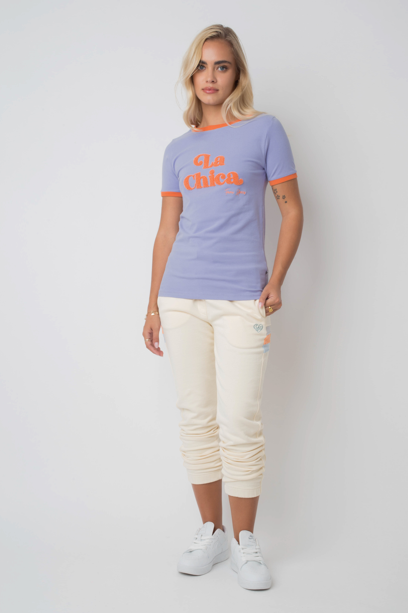 T -Shirt "La Chica" in Lavendel mit orangefarbenem Text und Trimm - Cosma