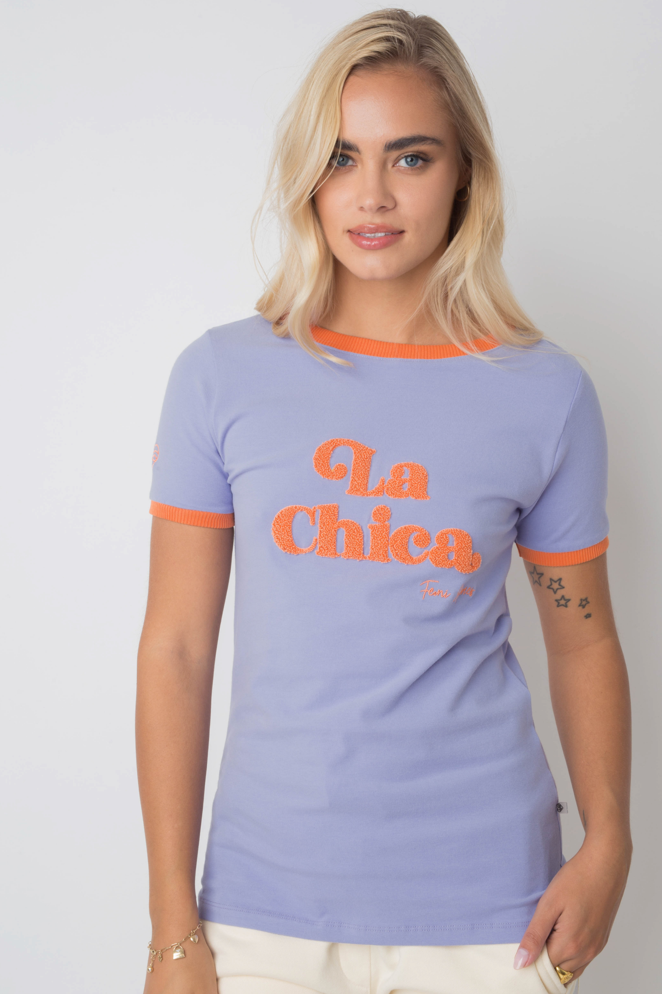 T -Shirt "La Chica" in Lavendel mit orangefarbenem Text und Trimm - Cosma