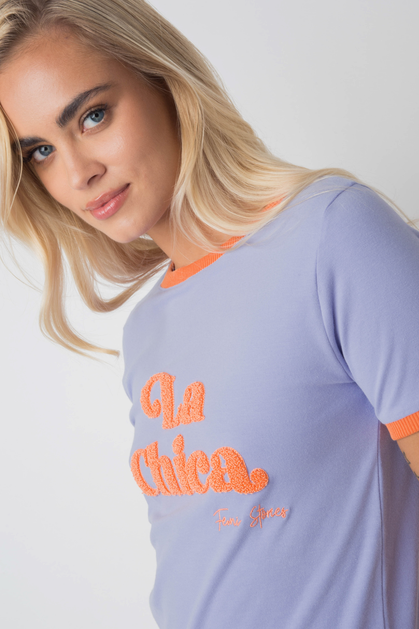 T -Shirt "La Chica" in Lavendel mit orangefarbenem Text und Trimm - Cosma