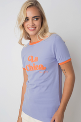 T -Shirt "La Chica" in Lavendel mit orangefarbenem Text und Trimm - Cosma