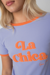 T -Shirt "La Chica" in Lavendel mit orangefarbenem Text und Trimm - Cosma