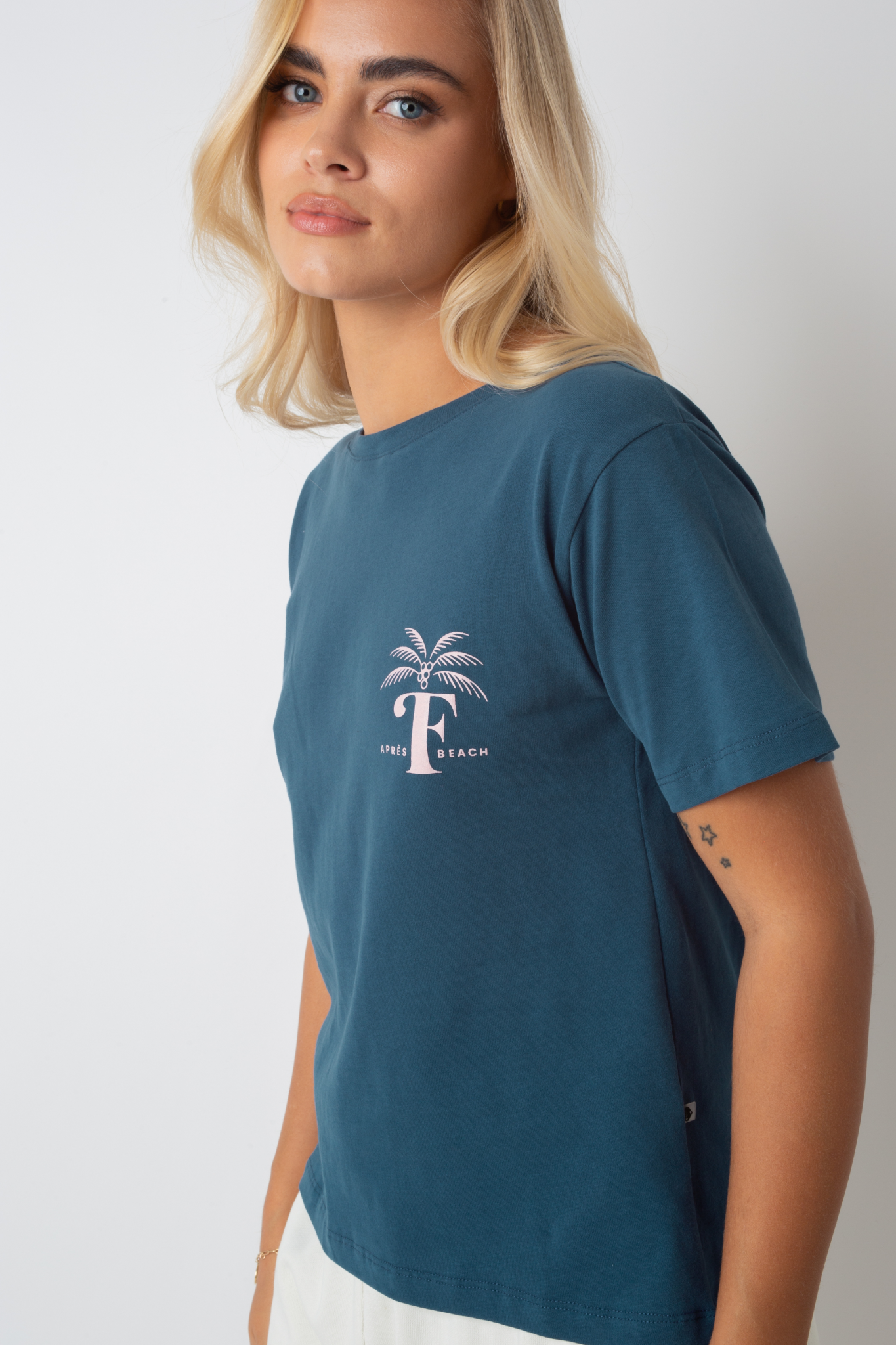 Apres Beach Marine Blue T -Shirt mit rosa Palmendruck - Manuel