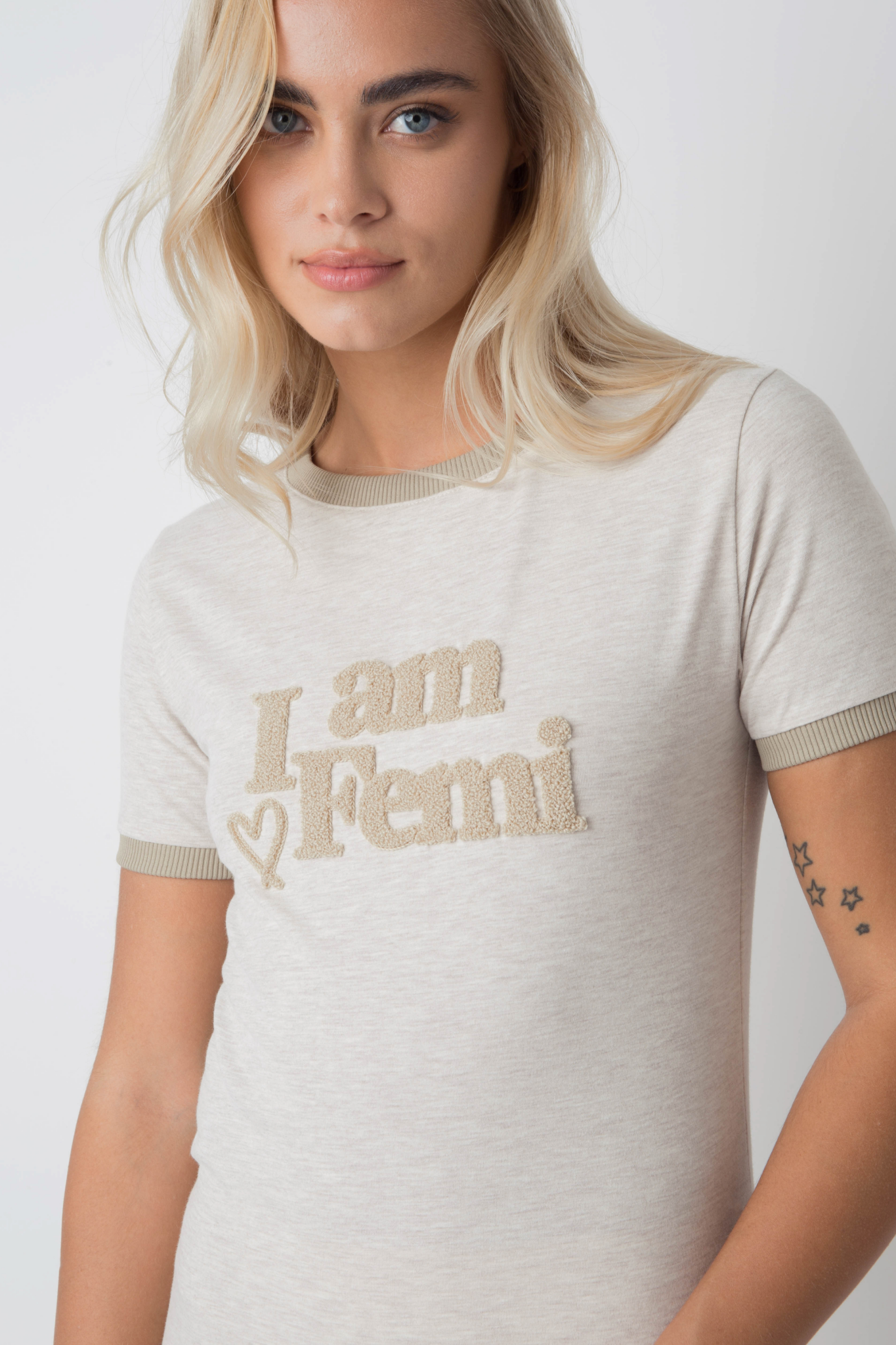 T -Shirt "Ich bin femi" in natürlicher Hanffarbe mit Khaki -Text und Trimm - Cosma