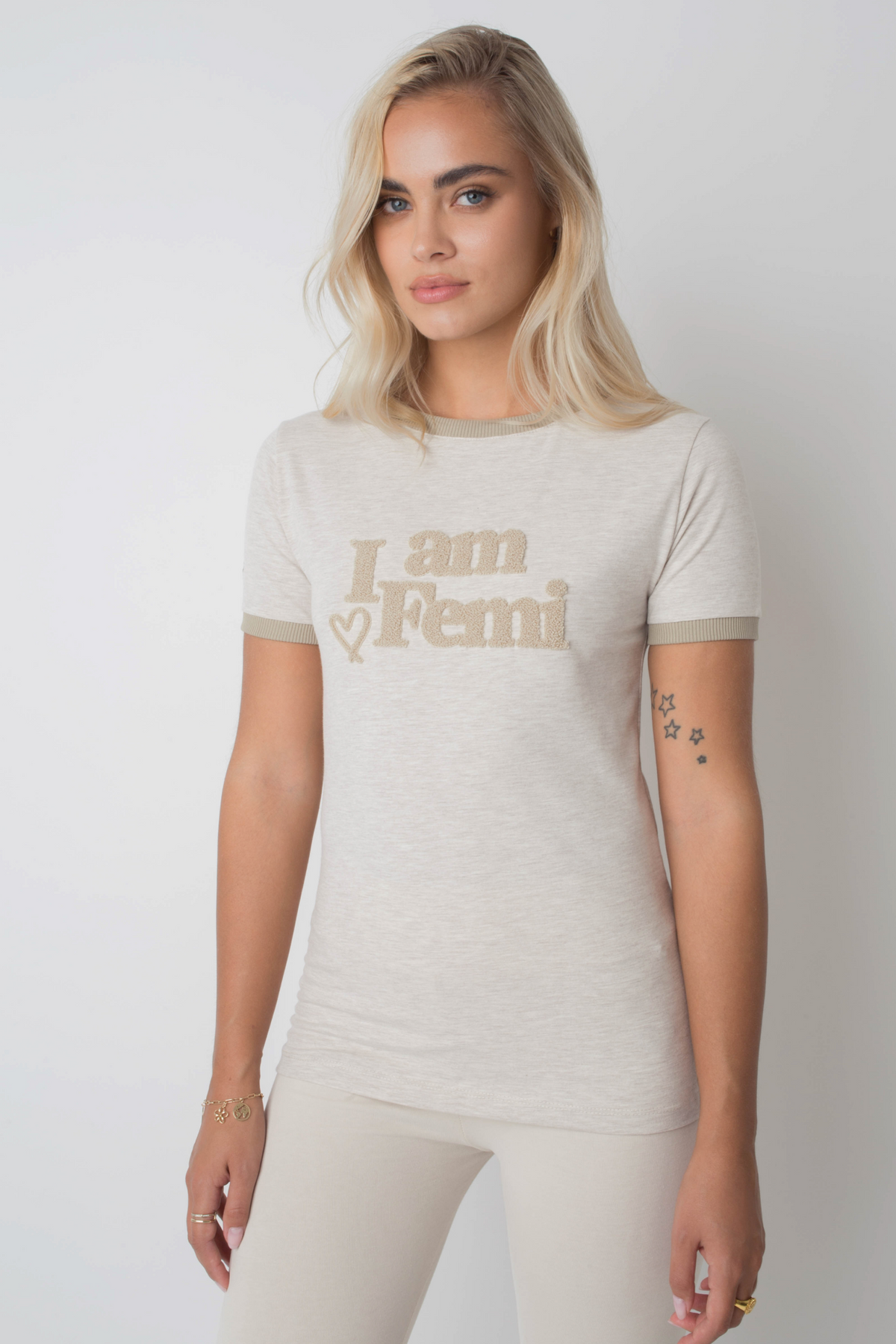 T -Shirt "Ich bin femi" in natürlicher Hanffarbe mit Khaki -Text und Trimm - Cosma