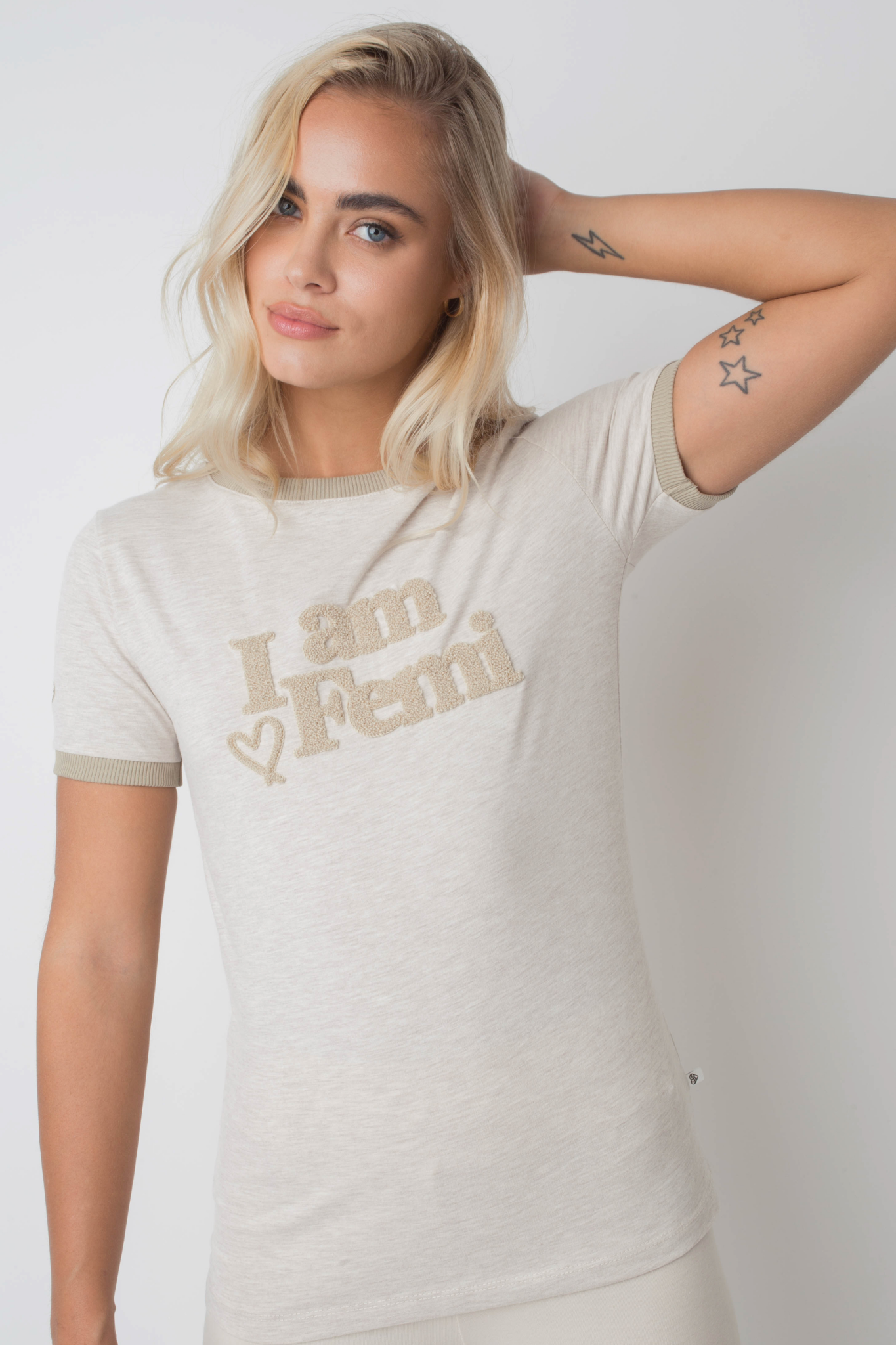 T -Shirt "Ich bin femi" in natürlicher Hanffarbe mit Khaki -Text und Trimm - Cosma