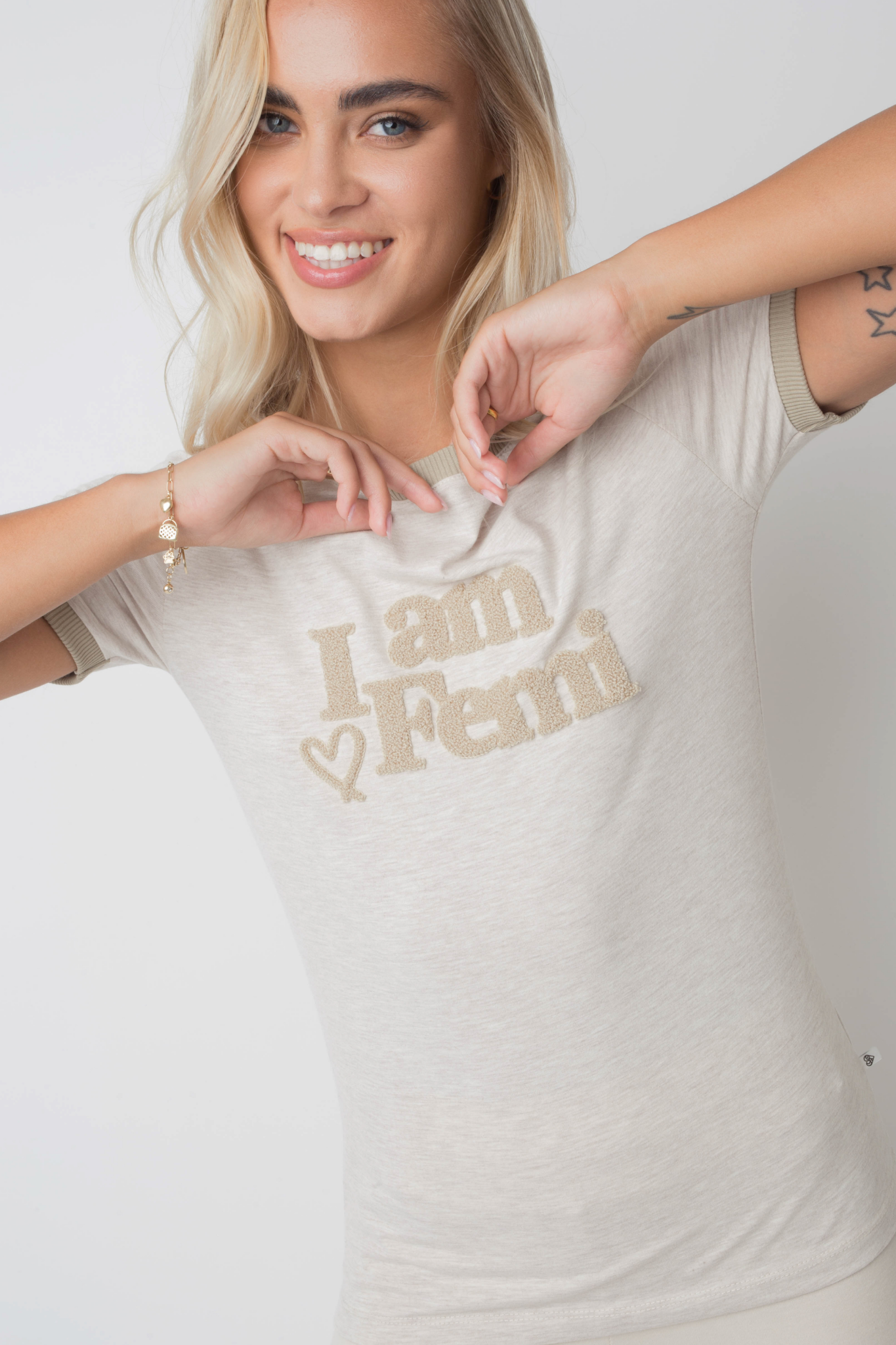 T -Shirt "Ich bin femi" in natürlicher Hanffarbe mit Khaki -Text und Trimm - Cosma